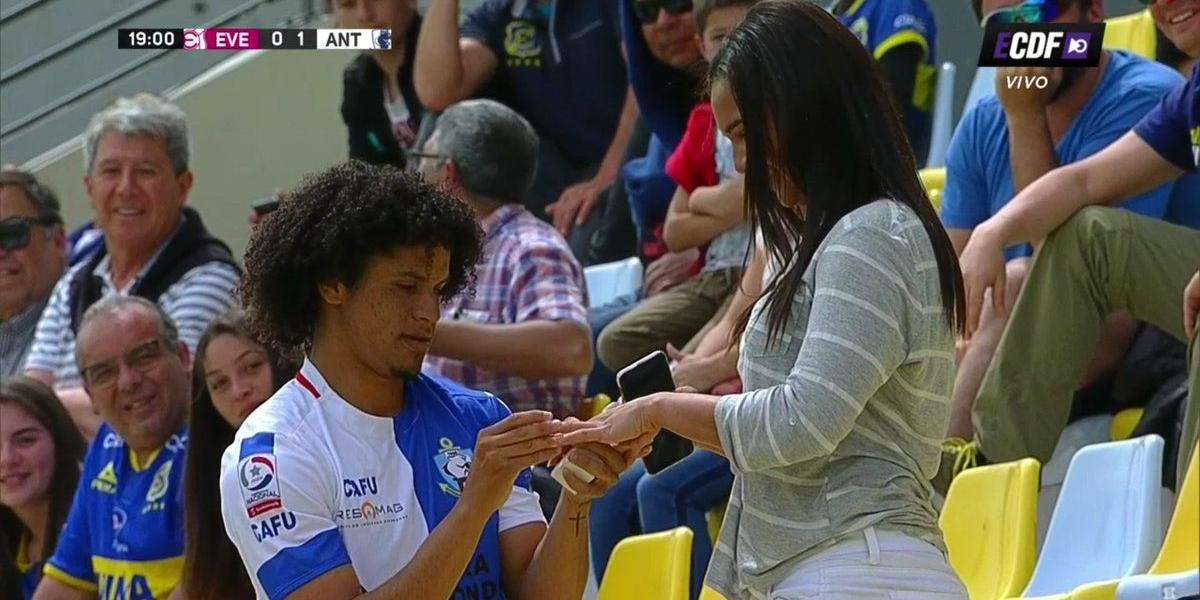 Futbolista venezolano hace gol y pude matrimonio a su novia.
