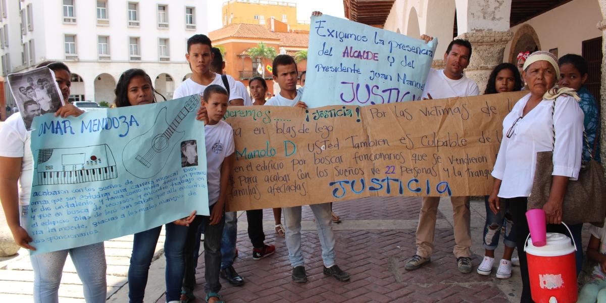 Sobrevivientes de la obra Portal de Blas de Lezo realizaron hasta el año pasado varias protestas.