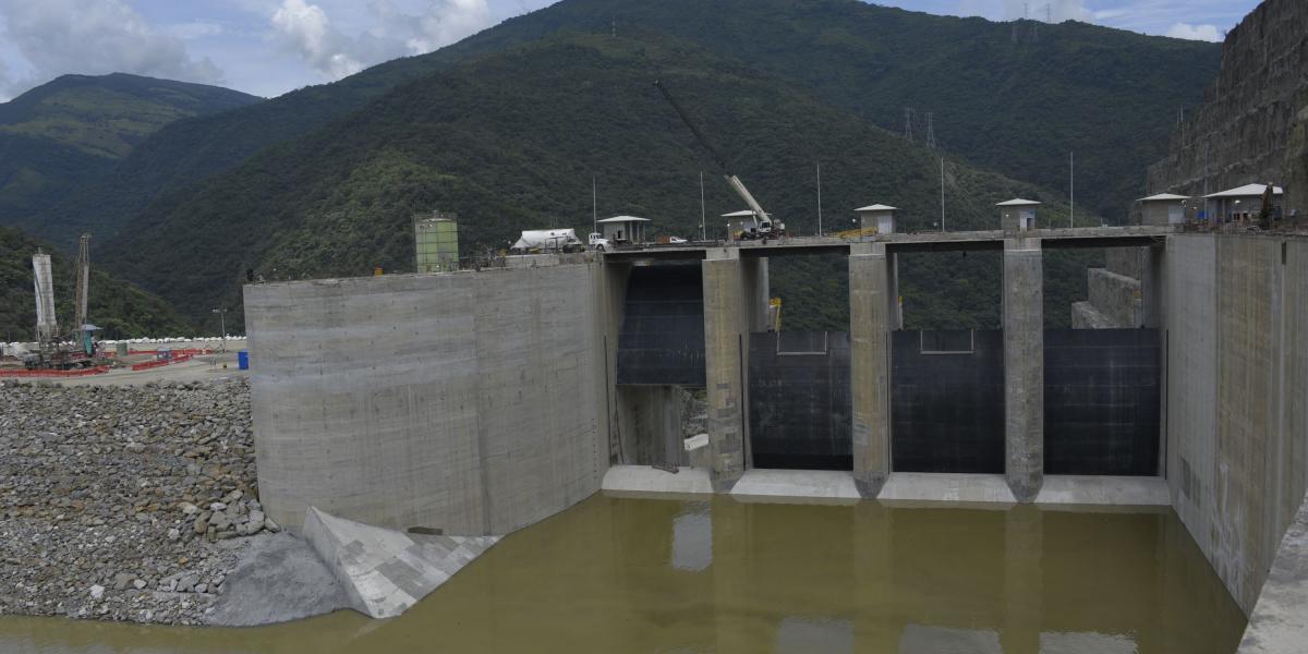 El vertedero tiene cuatro compuertas radiales para permitir el paso del agua del embalse de manera controlada hacia el canal y desde allí de nuevo al cauce del río Cauca.