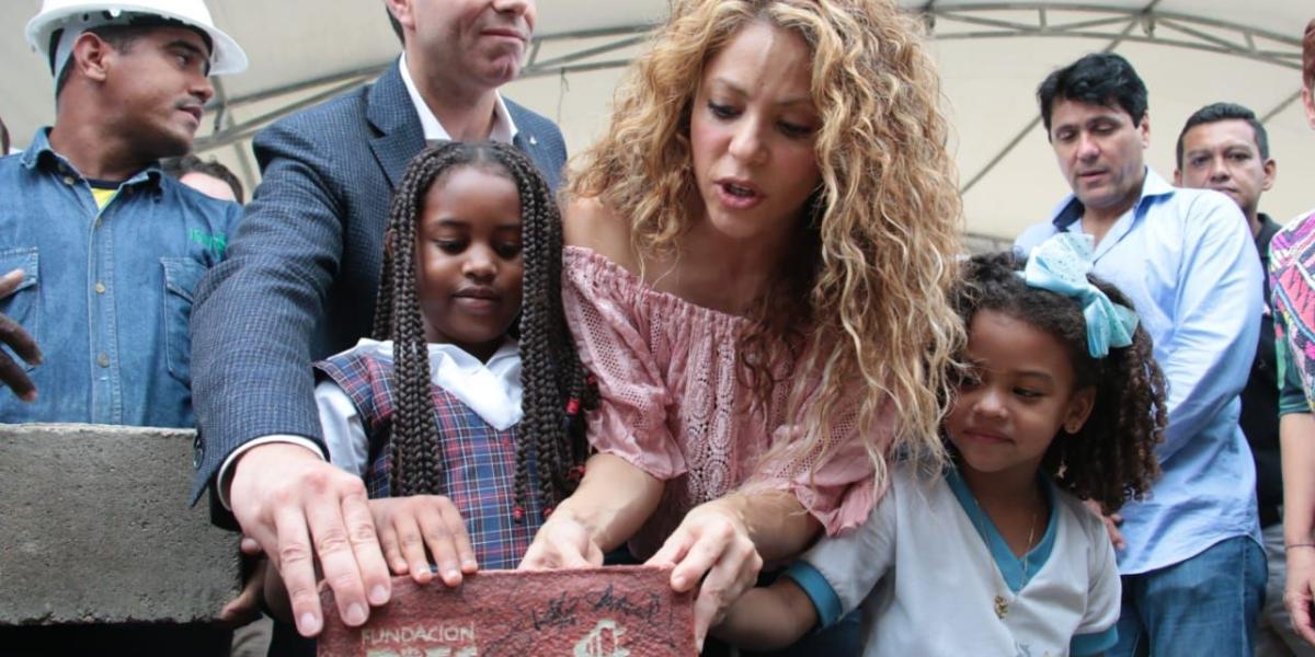 En Cartagena, en el barrio Villas de Aranjuez, la artista barranquillera Shakira será quien pondrá el primer ladrillo del nuevo colegio de la fundación Pies Descalzos.