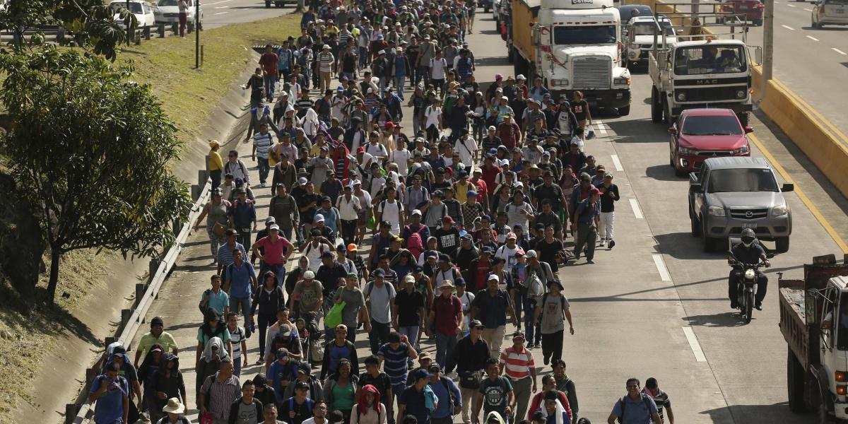 Unos 1.500 salvadoreños salieron este miércoles de su país con rumbo a Estados Unidos, huyendo de la pobreza y la violencia, pese a las amenazas del presidente Donald Trump de que no les permitirá la entrada.