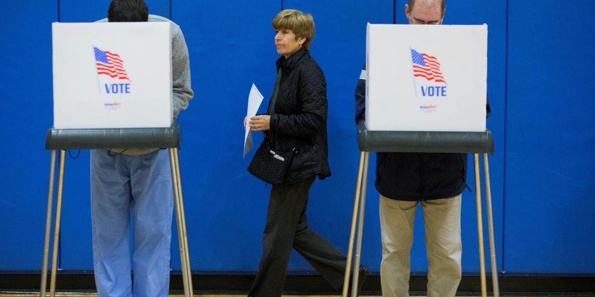 Estadounidenses emiten su voto en un colegio electoral en el Deep Run High School de Glen Allen, Virginia (Estados Unidos).