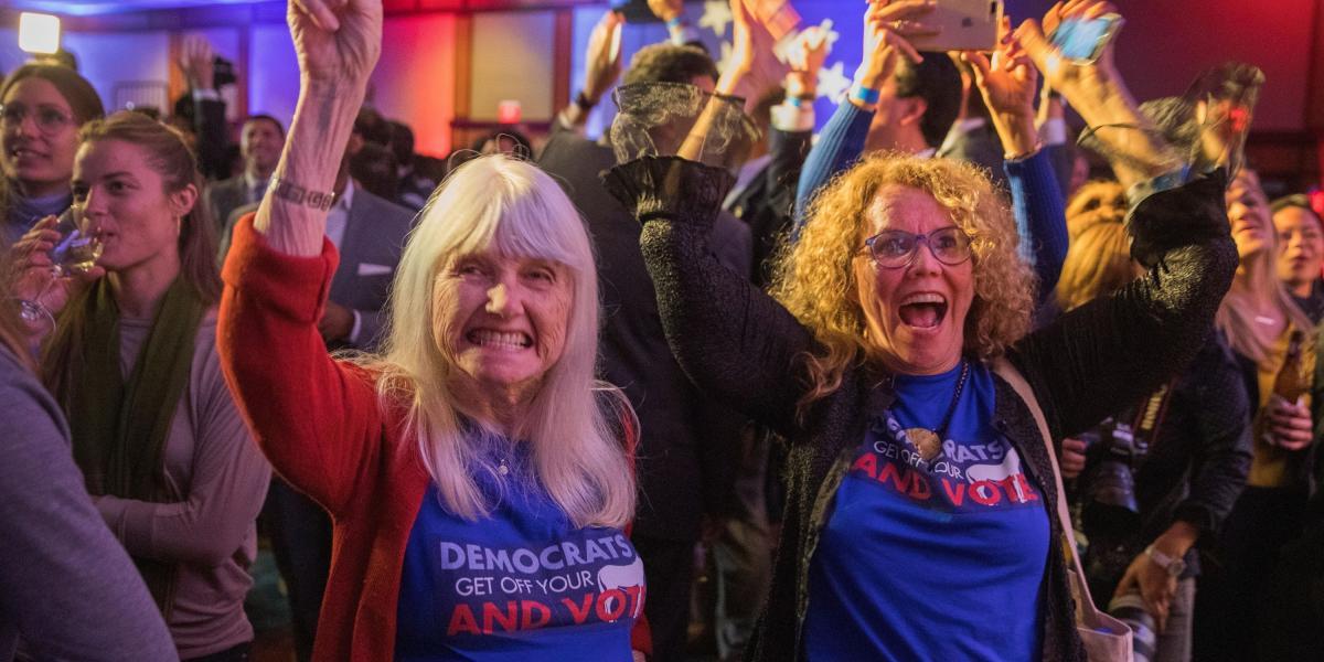 Simpatizantes de la demócrata Nancy Pelosi celebran su victoria tras los primeros resultados de las elecciones legislativas en Estados Unidos