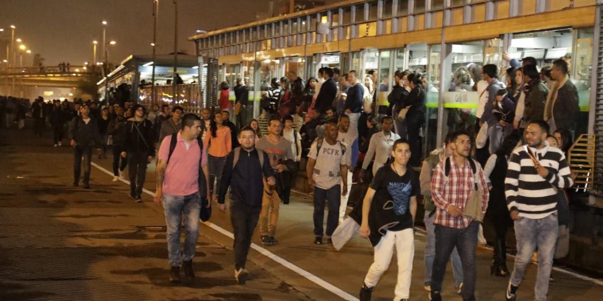 Muchos bogotanos están caminando hacia sus destinos por la interrupción del servicio de TransMilenio.