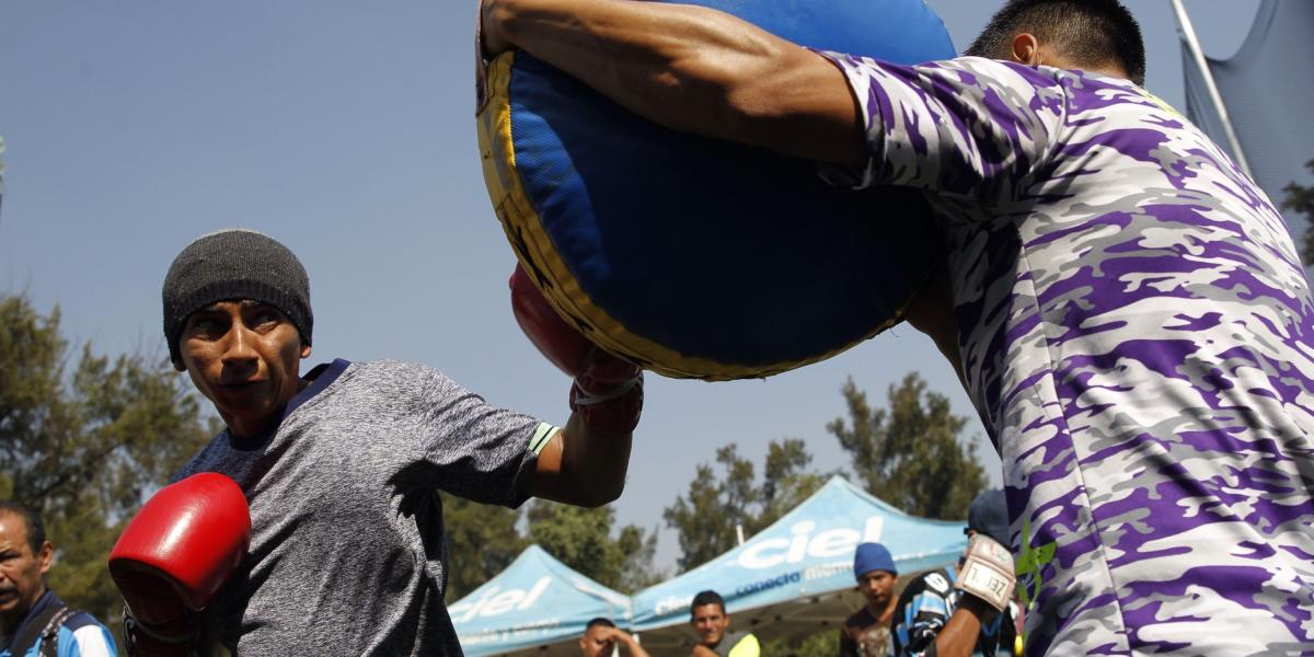 Migrantes practican boxeo en el deportivo Jesús Martínez Palillo, en Ciudad de México.