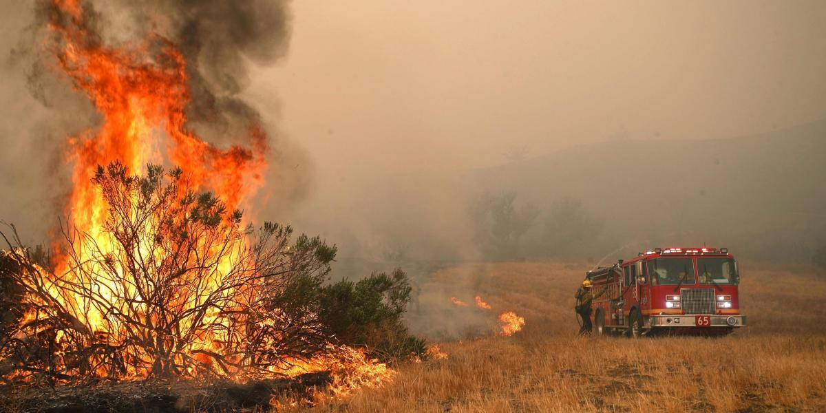 Los bomberos continúan combatiendo las llamas en el sector de Malibú, California.