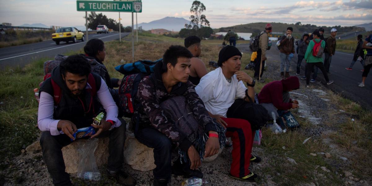 Migrantes centroamericanos descasaban este domingo a un lado de la vía en Guadalajara, estado de Jalisco (México).