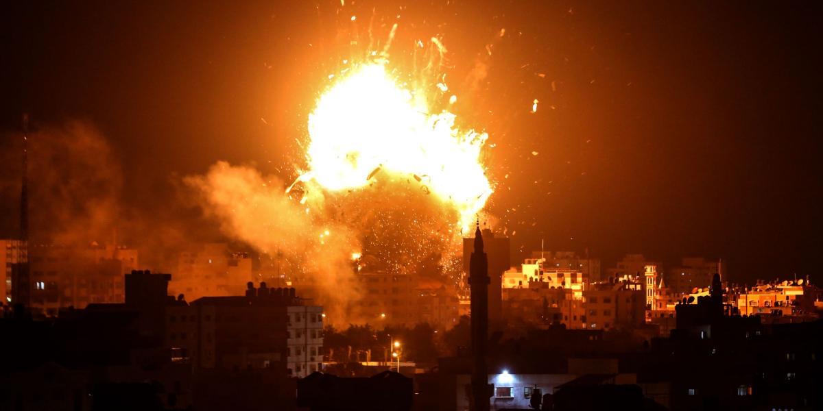 El ejército israelí respondió al lanzamiento de cohetes con bombardeos aéreos y terrestres desde aviones de combate.