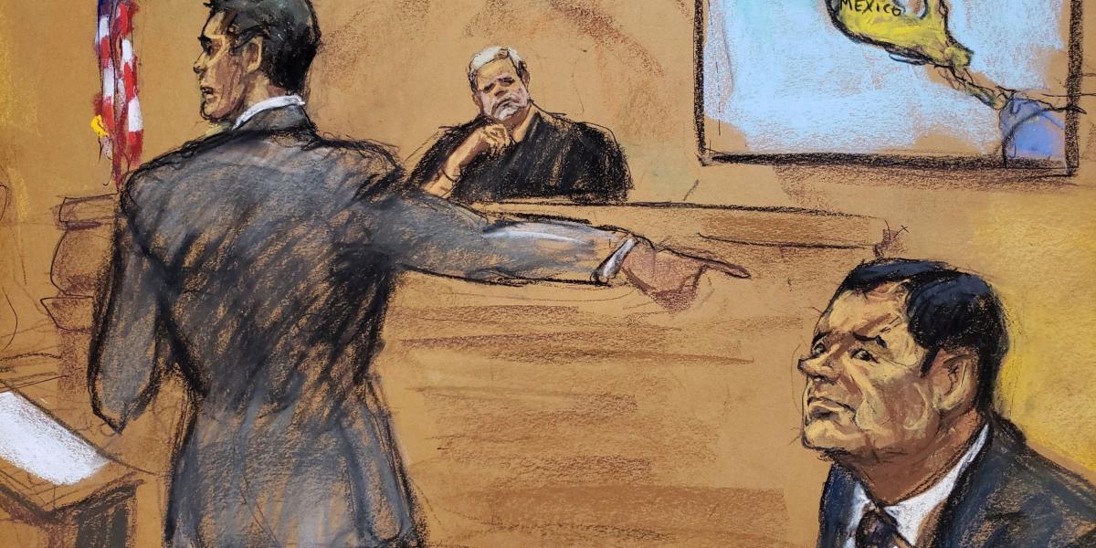 En esta ilustración aparece el asistente del Fiscal de Estados Unidos, Adam Fels (i), mientras presenta su acusación frente al juez Brian cogan (c) y el narcotraficante mexicano Joaquín "El Chapo" Guzmán (d).