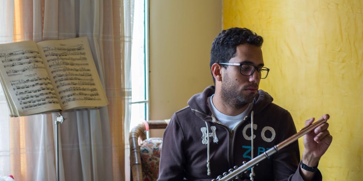 Aunque su empleo ya no le permite estudiar como antes, Fernando sueña con hacer un recital de flauta en Bogotá.