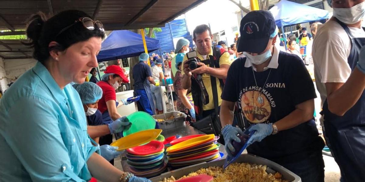 La representante de la Casa Blanca recorrió el hogar de paso Divina Providencia, que reparte raciones de comida a la población extranjera a pocos kilómetros de la población venezolana de San Antonio.