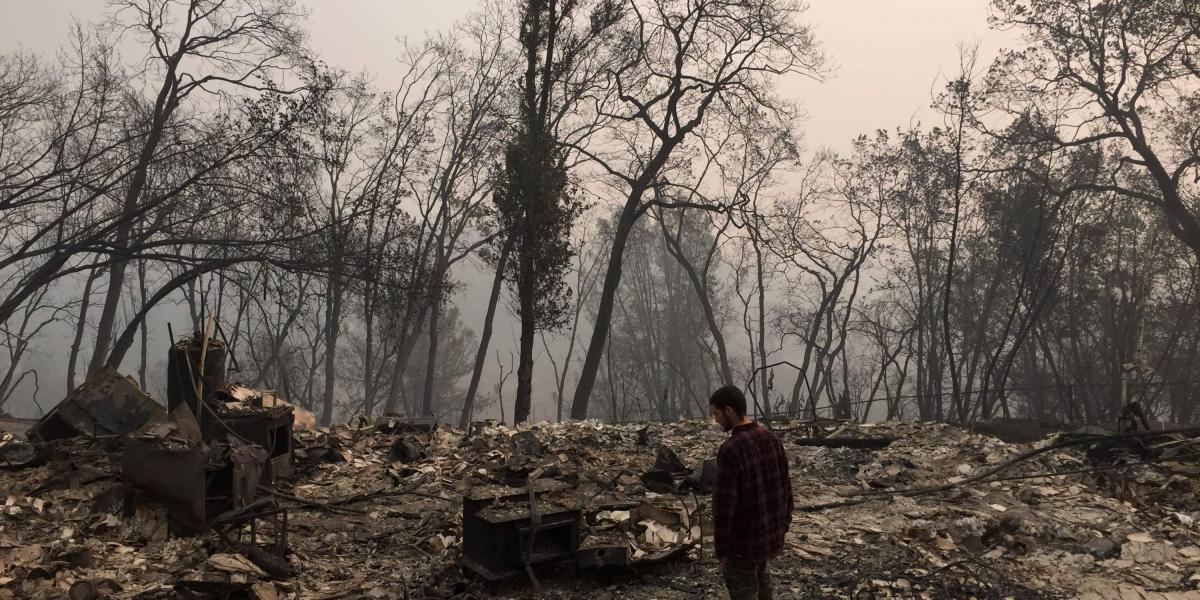 El devastador incendio 'Camp Fire' en el norte de California, que inició desde la semana pasada, registra más de 600 desaparecidos y 63 muertos este viernes.
