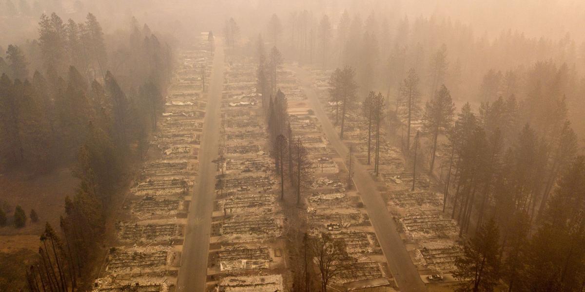 Un vecindario quemado se ve en Paradise, California a raíz del incendio más mortíferos en la historia reciente de California.