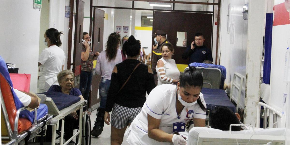 El personal médico tiene que atender a los pacientes en los pasillos del Hospital Departamental de Villavicencio.