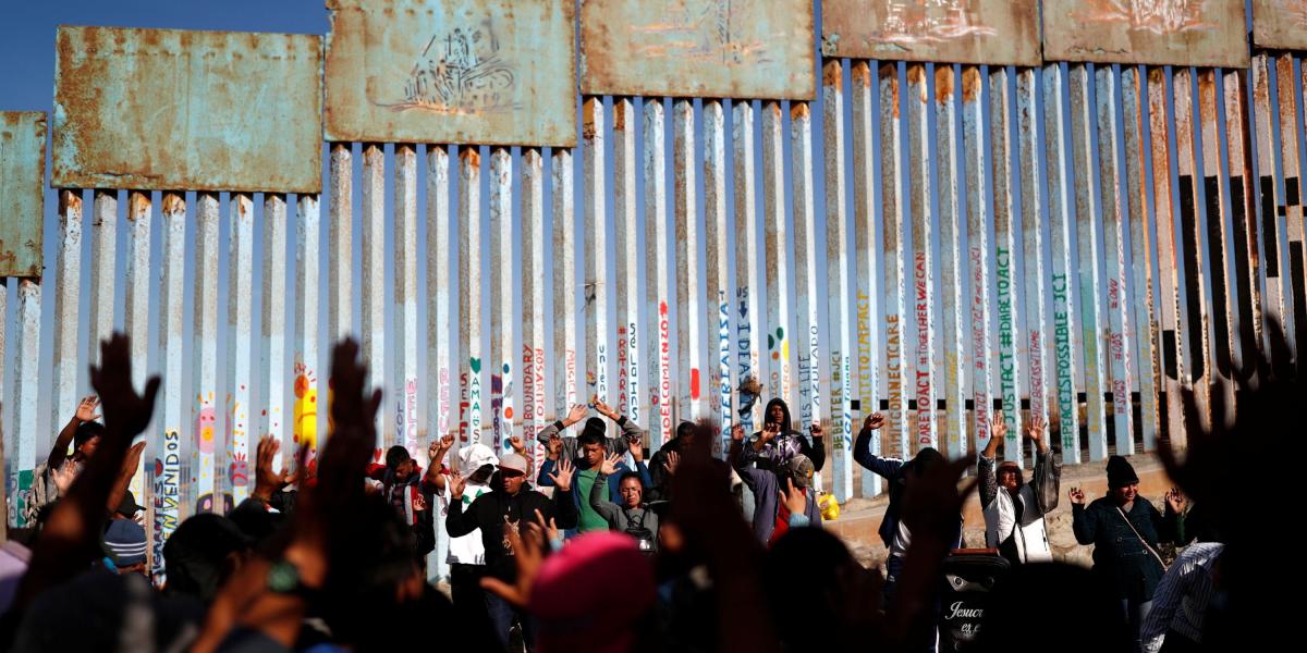 Centenares de migrantes de la segunda caravana centromericana que atraviesa estos días México dejó en las últimas horas la capital mexicana rumbo a Tijuana, donde ya unos 2.000 de ellos esperan en la frontera presentar su solicitud de asilo en territorio estadounidense.