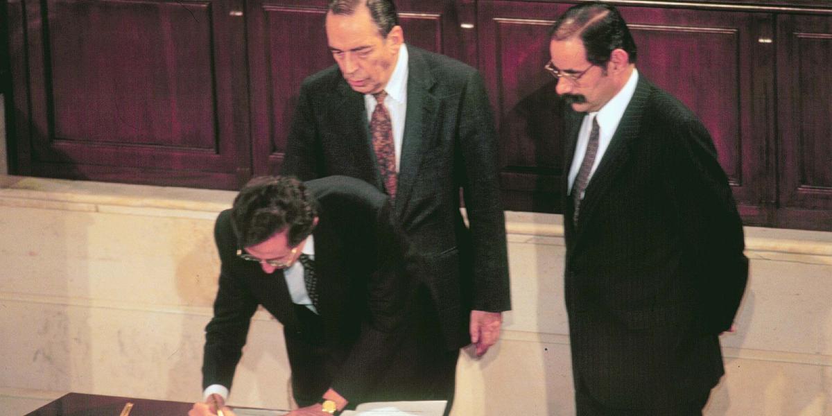 Antonio Navarro, Álvaro Gómez y Horacio Serpa firman la Carta del 91.