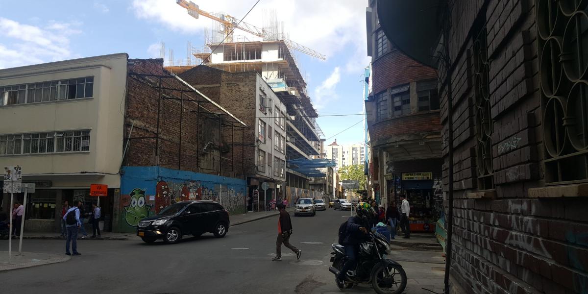 Algunos residentes y comerciantes se quejan por la falta de sol y las corrientes de viento, para otros el auge de la construcción reactivó la economía del centro.