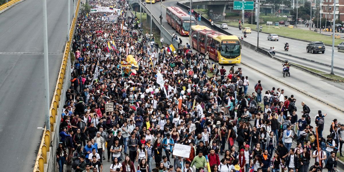 En las marchas estudiantiles del 15 de noviembre, más de 14.000 personas se movilizaron en Bogotá. Autoridades de la ciudad reconocieron el buen comportamiento.
