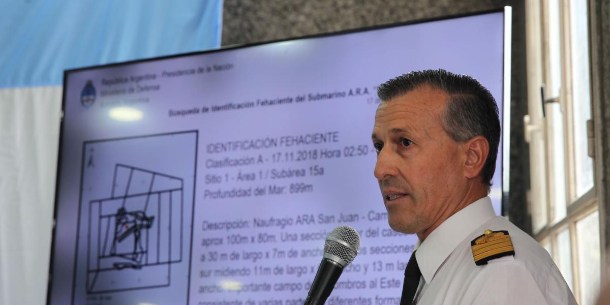 El exportavoz de la Armada, Enrique Balbi, da detalles del estado de los restos del submarino Ara San Juan durante una rueda de prensa.