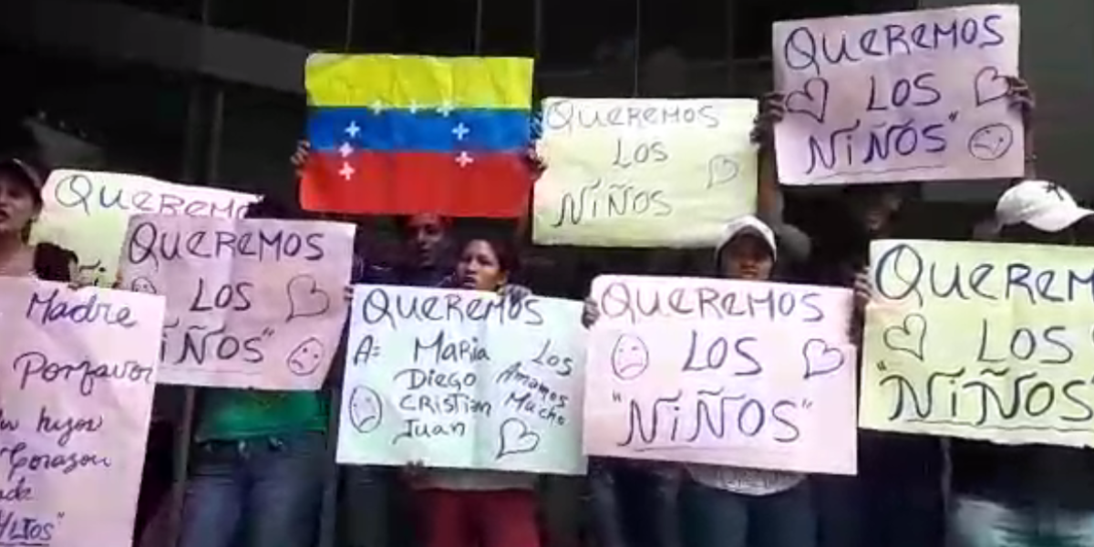 Mujeres venezolanas reclaman que les entreguen a sus hijos en Cali.