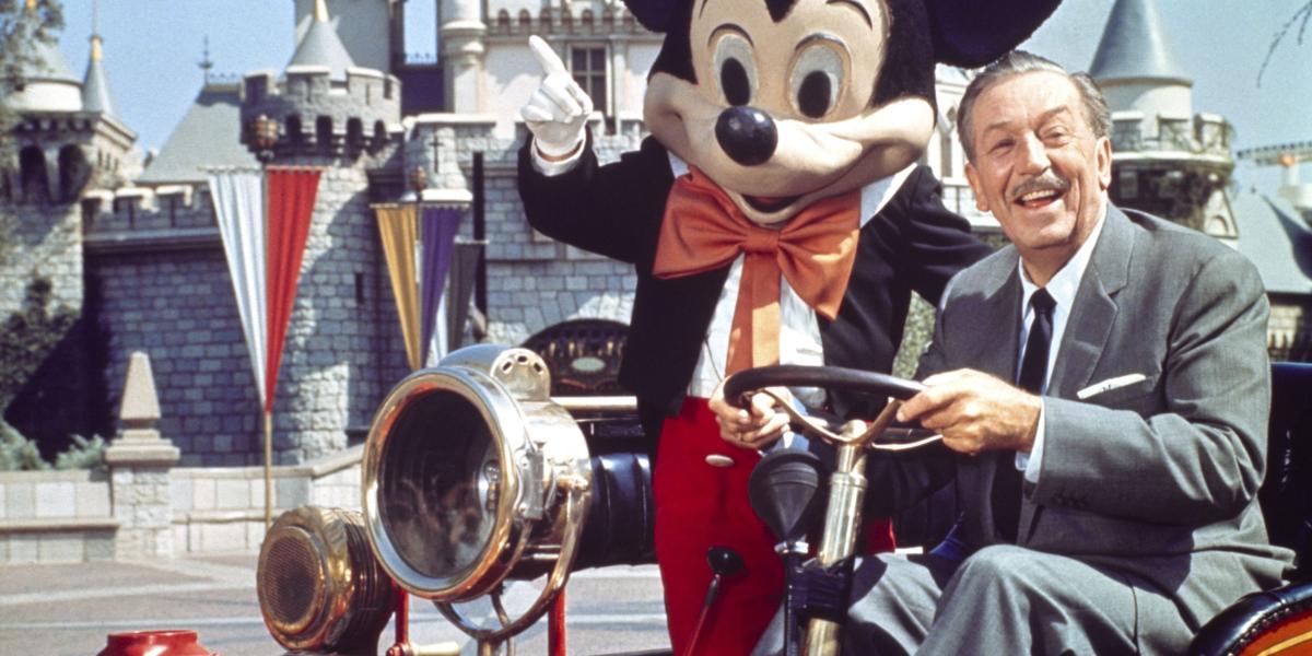 Walt Disney y Mickey Mouse, en Disneylandia.