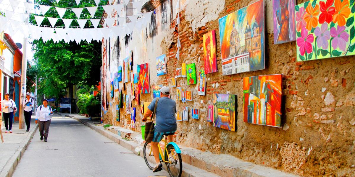 La calle de San Juan, ubicado en el barrio Getsemaní, Cartagena, es uno de los puntos de referencia de para conocer la ciudad amurallada. Dentro de estas calles se encuentra una galería de los cuadros típicos de la ciudad.