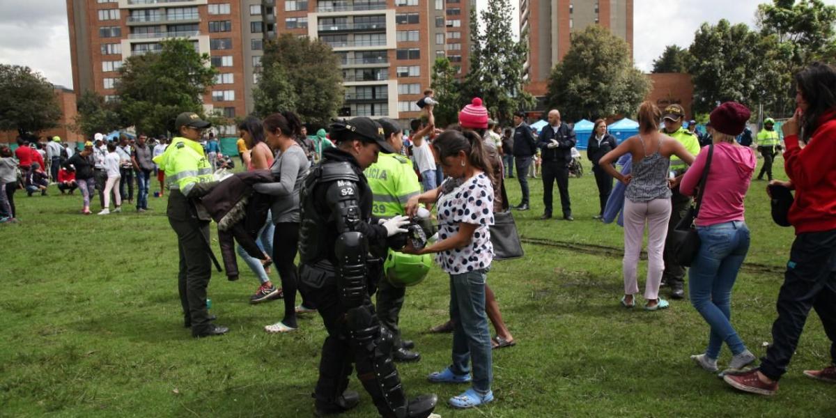 Unidades de vigilancia de la Policía de Bogotá y el Esmad tuvieron que hacer presencia para controlar los disturbios.