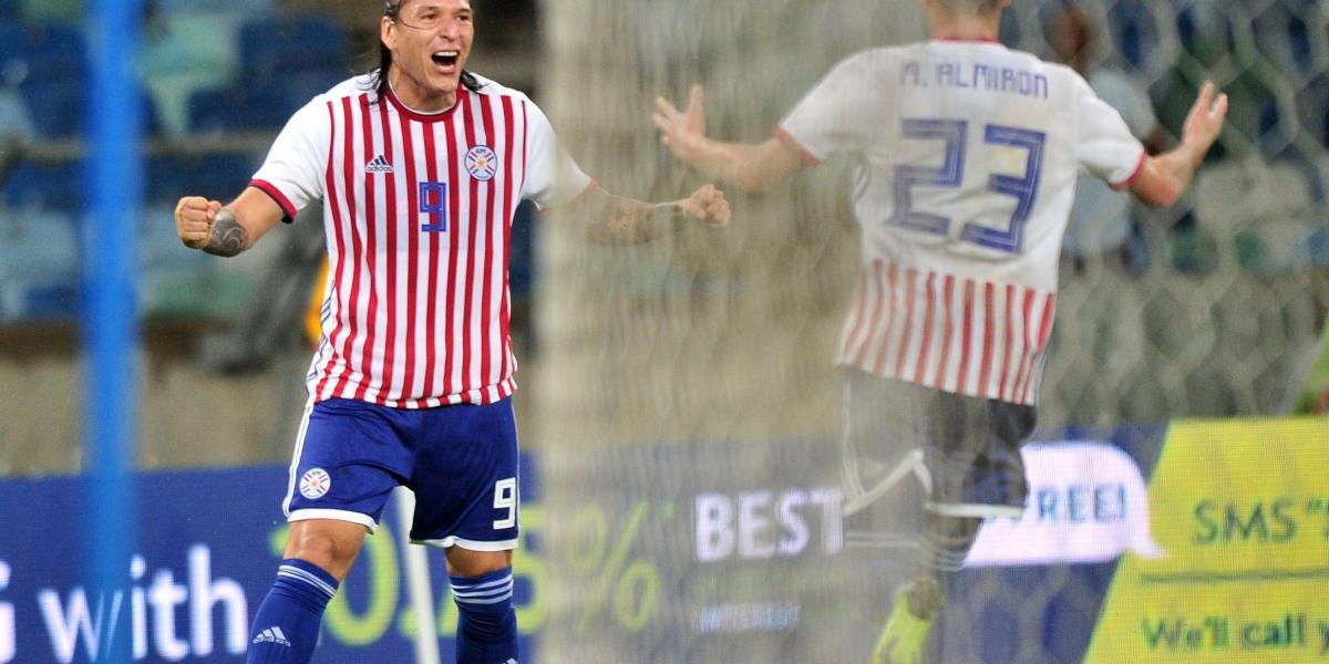 Los jugadores de Paraguay celebran uno de los goles.