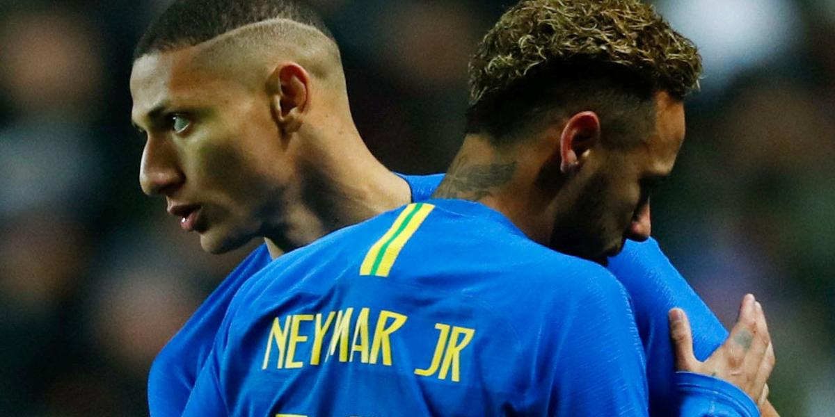 Neymar se retira lesionado del partido entre Brasil y Camerún. Lo reemplazó Richarilson (izq.).