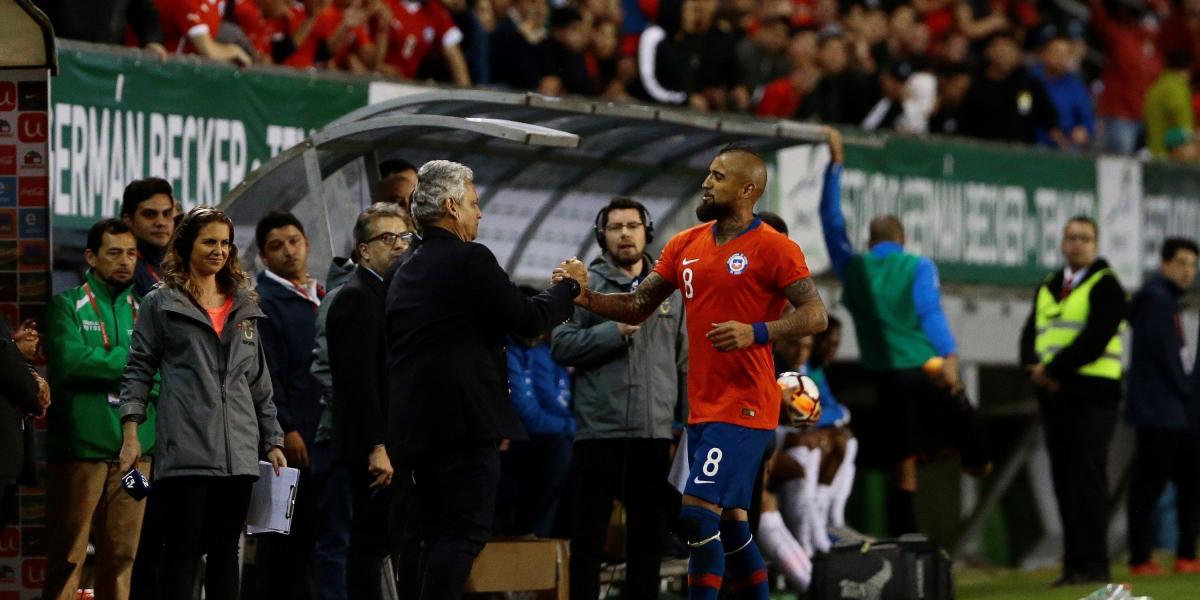 Arturo Vidal saluda a Reinaldo Rueda tras uno de sus goles.