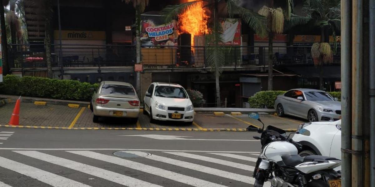 El incendio ocurrió en un centro comercial cercano al parque del municipio.