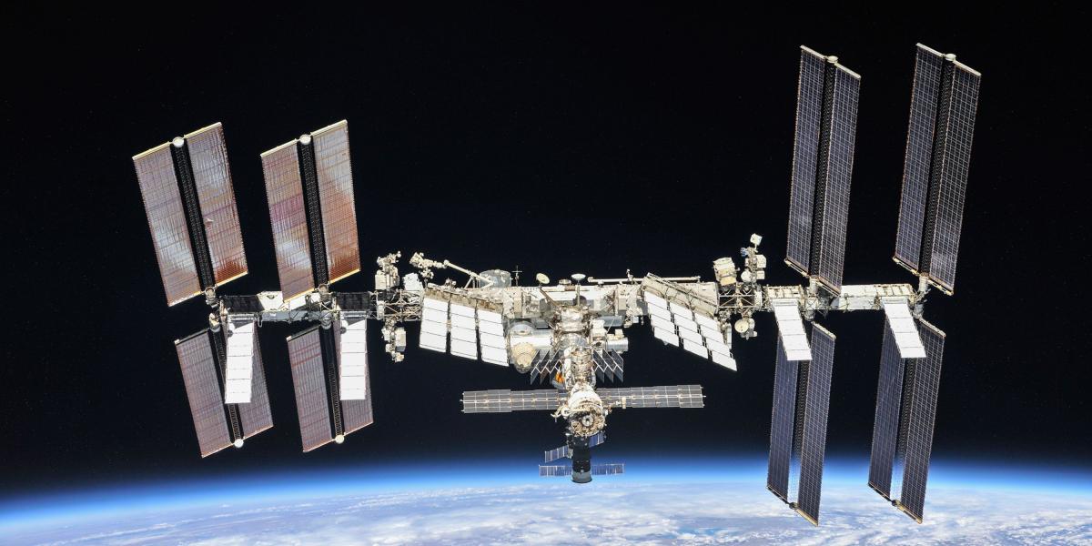 La Agencia Espacial Europea (ESA), la estadounidense NASA, la rusa Roscosmos, la japonesa JAXA y la canadiense CSA forman de la mayor infraestructura que los humanos han lanzado al espacio y que desde noviembre del año 2000 ha estado constantemente habitada.