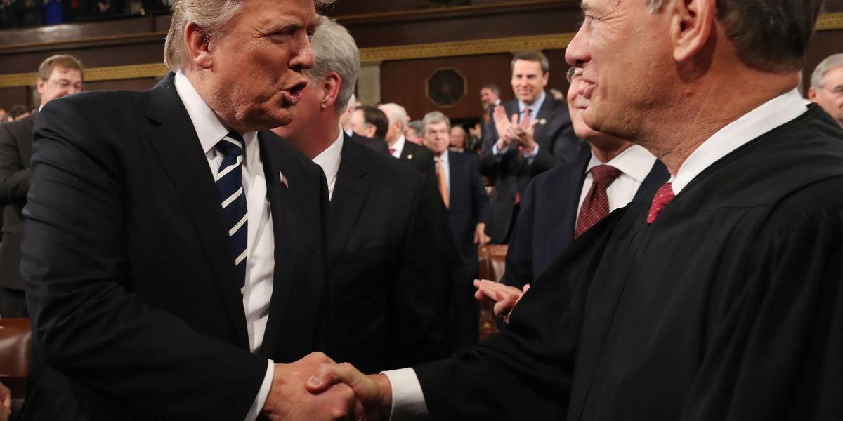 En febrero de 2017, durante el primer discurso de Trump como presidente, el mandatario y el juez Roberts se saludaron respetuosamente.