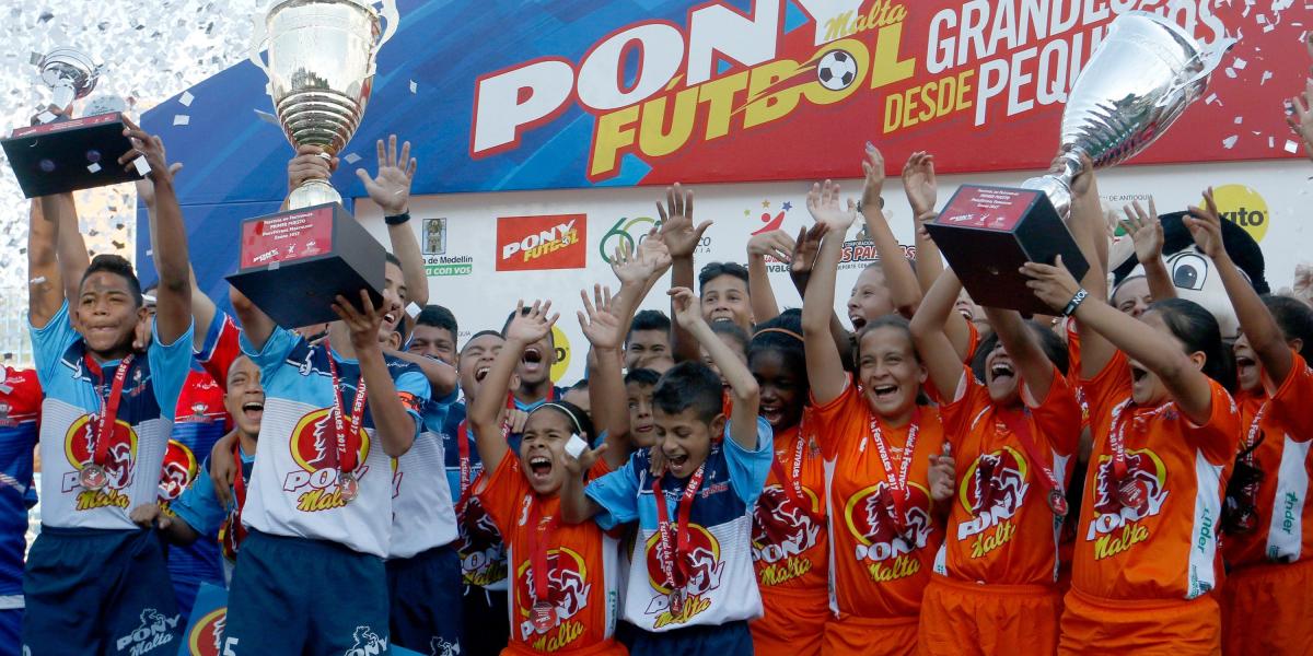 El reglamento de Pony Fútbol no contempla equipos mixtos, y por esta razón el equipo de María Paz, que jugó sus primeros tres partidos en Bogotá, recibió la sanción de parte de la organización del certamen.