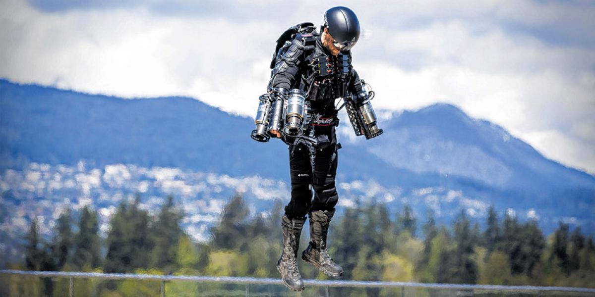 El traje Gravity Jet Suit cuenta con cinco pequeños ‘jets’ (cuatro en las manos y uno en la espalda) que permiten que las personas vuelen.