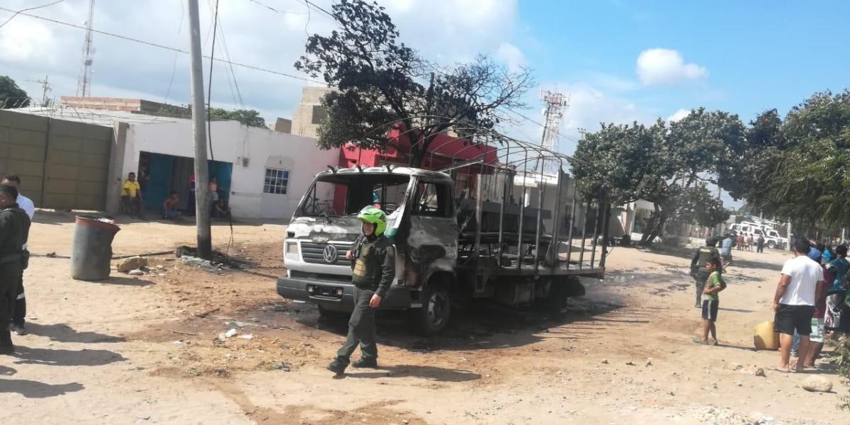 Así quedó el camión de la Policía, tras ser incinerado en vía de Maicao a corregimiento Cuatro Vías, en La Guajira. Foto: Polfa