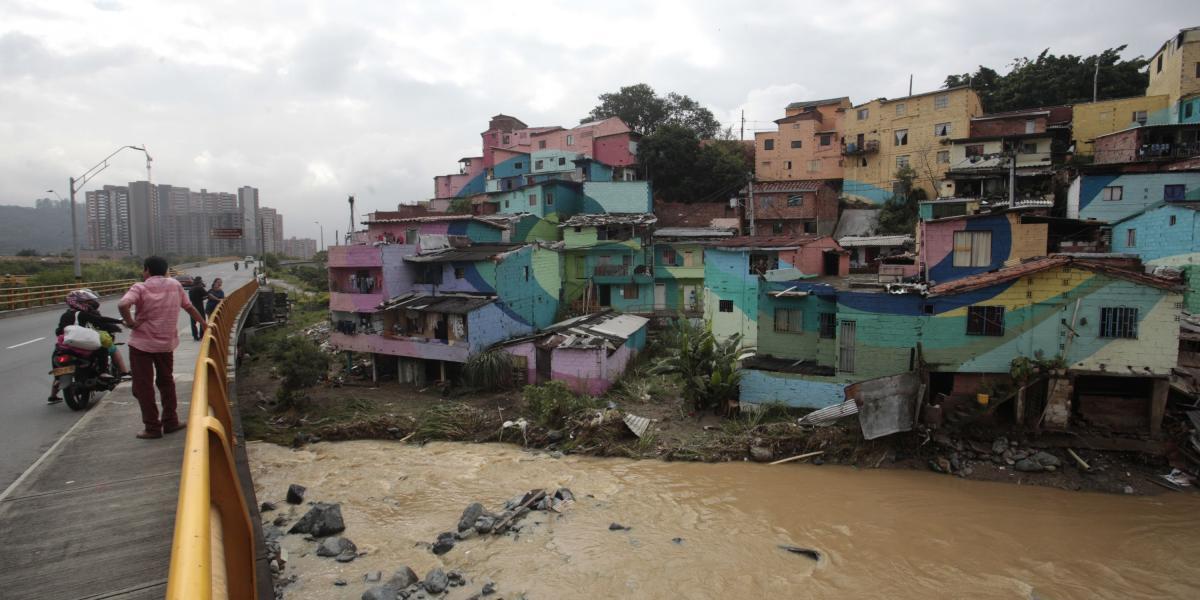 Un fuerte aguacero dejó damnificados a decenas de familias de los barrios El Pesebre y La Iguaná.