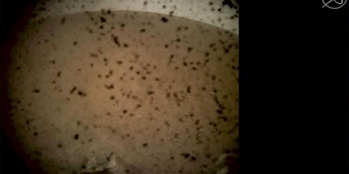 Esta es la primera imagen del aterrizaje InSight de la NASA, después de que tocó tierra en la superficie de Marte.