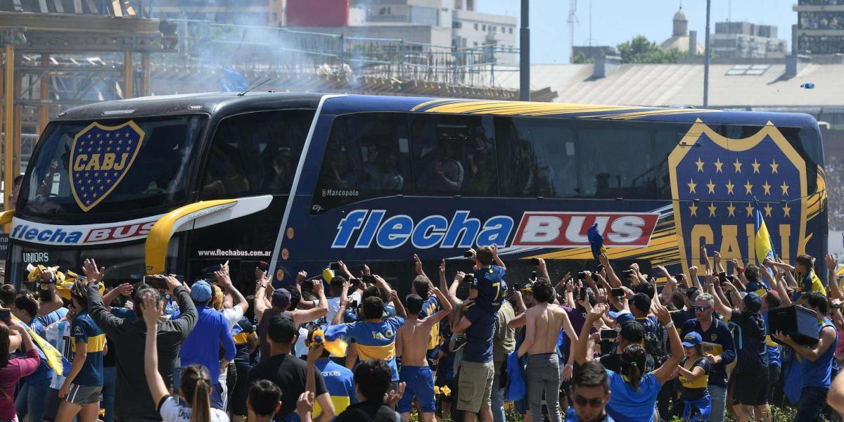 El bus de Boca Juniors antes de la agresión de fanáticos de River.