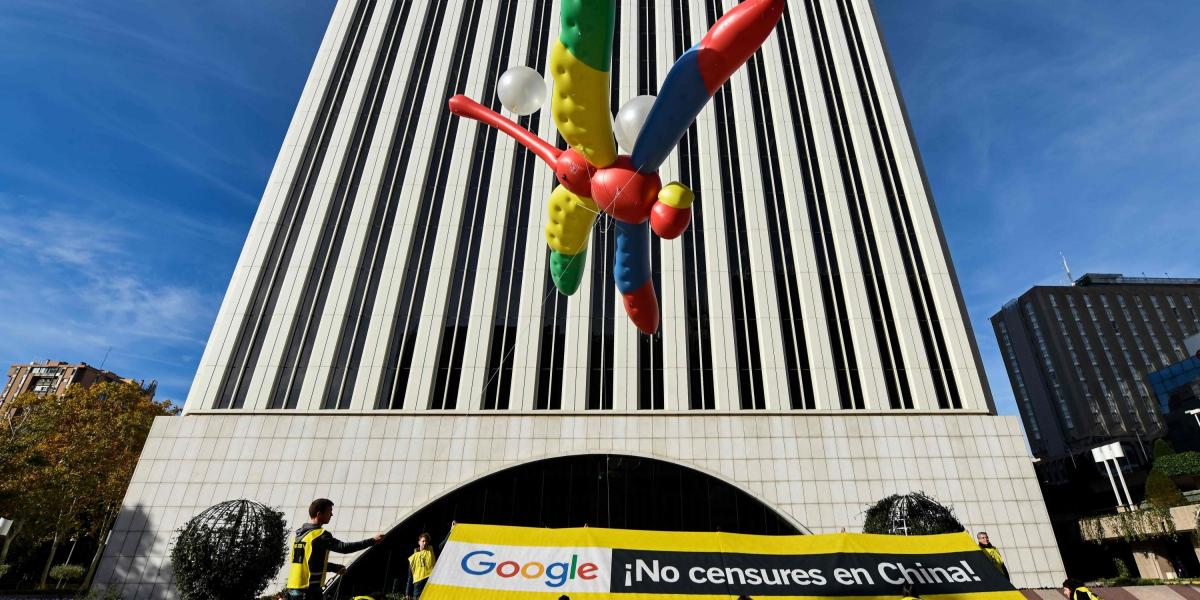 Activistas de Amnistía Internacional protestaron este martes en la sede de Google en Madrid con un globo gigante en forma de libélula y un cartel que dice "Google, no censures en China, no al proyecto Dragonfly".