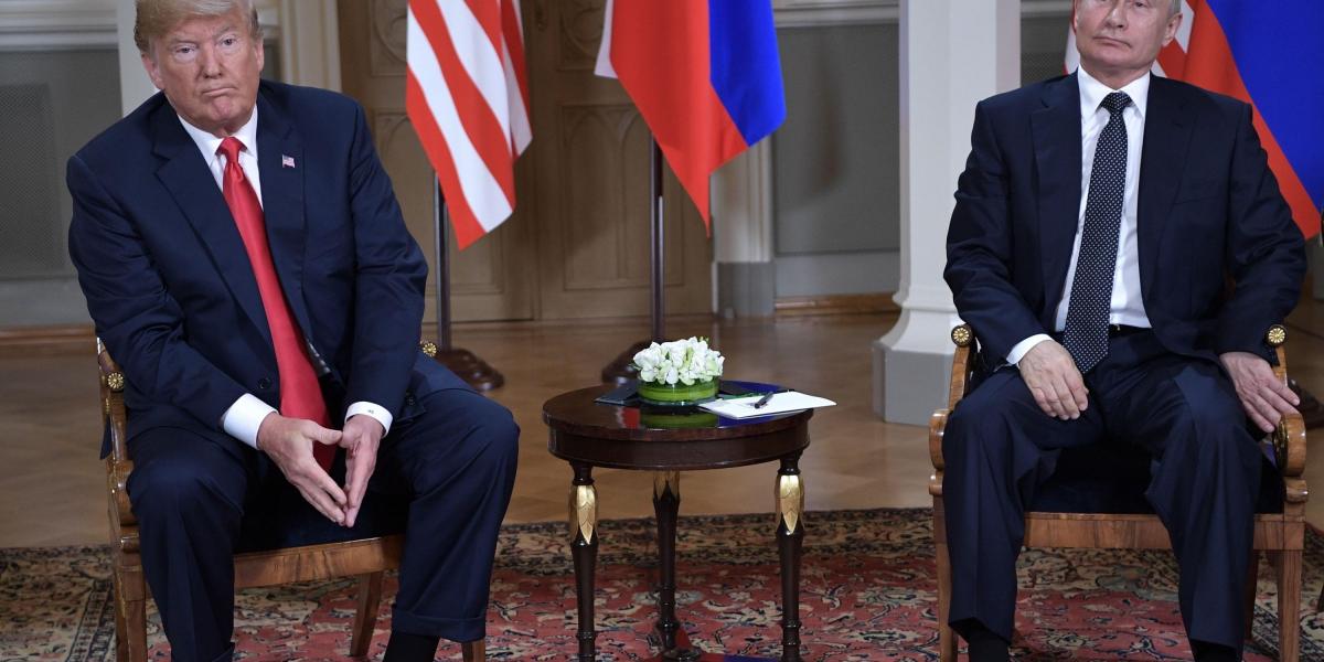 Los presidentes de EE.UU, Donald Trump (i), y de Rusia, Vladímir Putin, durante su primera cumbre formal celebrada en el Palacio Presidencial de Helsinki, Finlandia, el pasado 16 de julio de 2018.