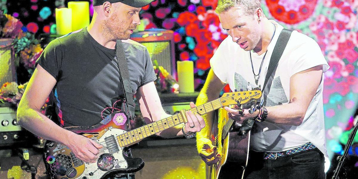 Chris Martin y Johnny Buckland, de la banda Coldplay.