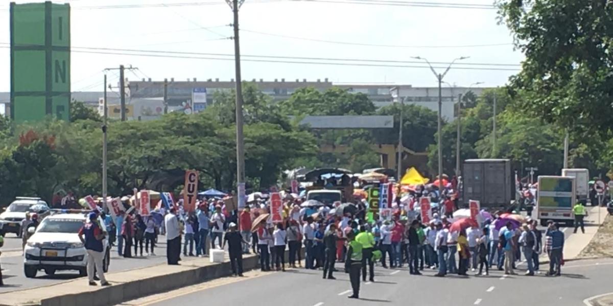 Salvo los bloqueos en la calle 30 y la calle Murillo, en total normalidad transcurrió en Barranquilla la marcha que terminó a las 12: 45 p.m. en completa calma.