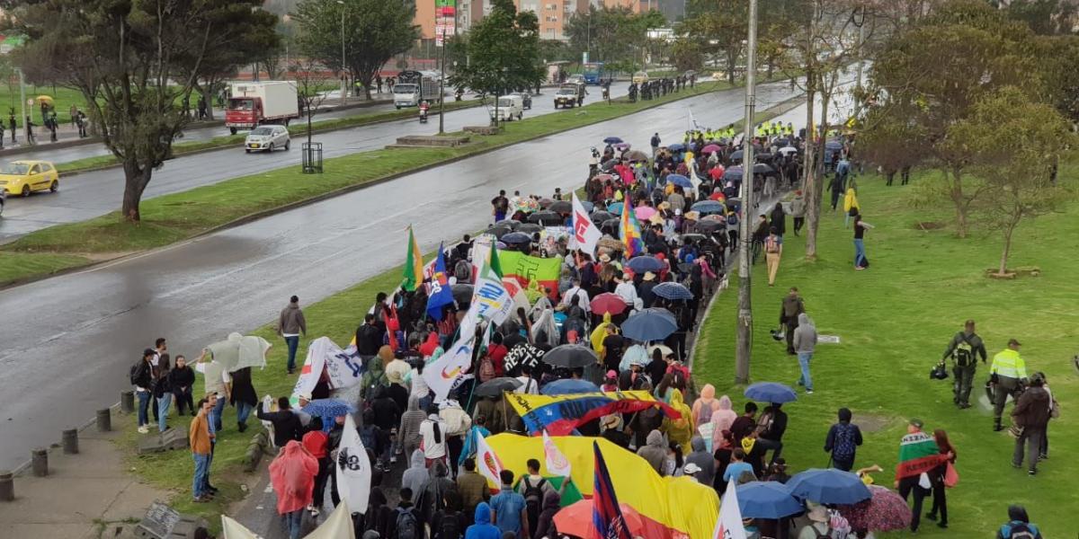 A las 2: 00 p.m. los estudiantes de la Universidad Nacional avanzan por la Avenida Boyacá a la altura del centro comercial Titán Plaza. Ahora tomarán la calle 80 hacia el occidente. Pese a la lluvia, los universitarios siguen marchando.