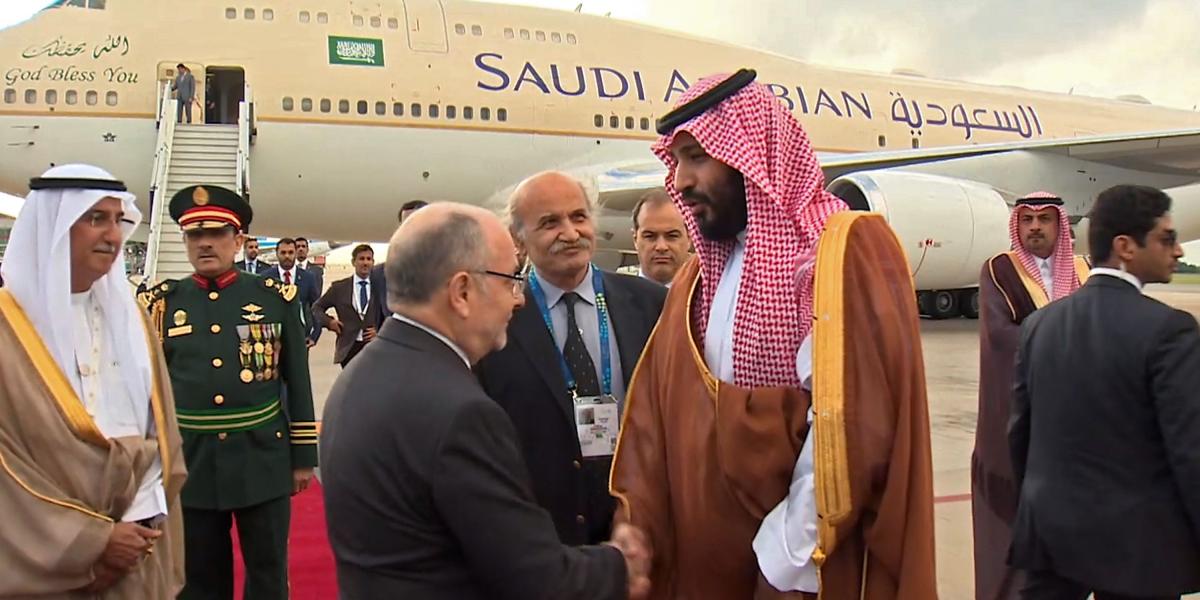 El canciller argentino Jorge Marcelo Faurie (i.) da la bienvenida al príncipe saudí Bin Salmán.