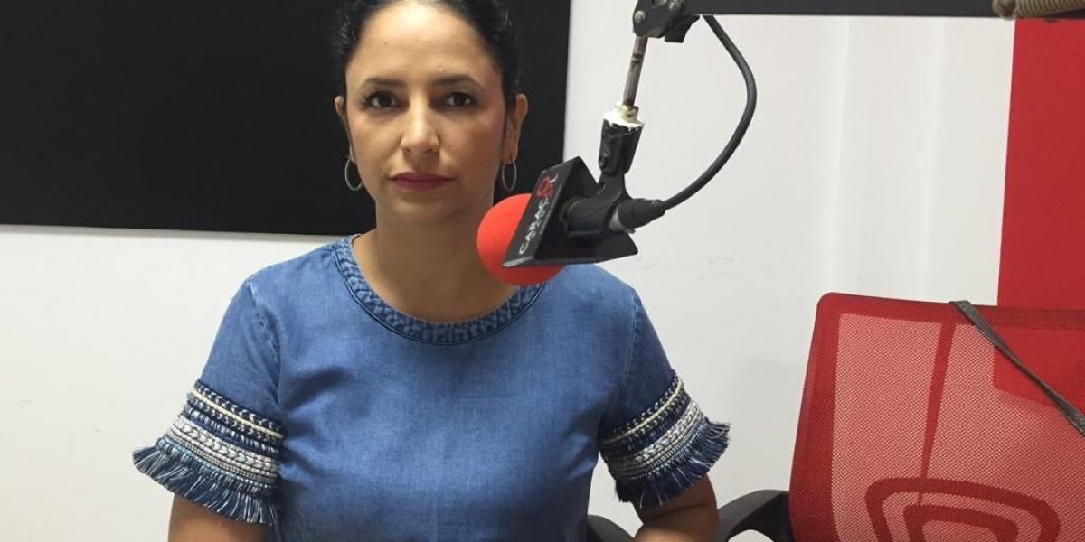 Erica Alejandra Londoño Restrepo en su trabajo en el noticiero de Caracol radio Guaviare.