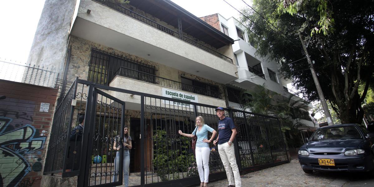 La casa en la que murió Pablo Escobar pasó por varias transformaciones hasta ser lo que es hoy: una escuela de español.