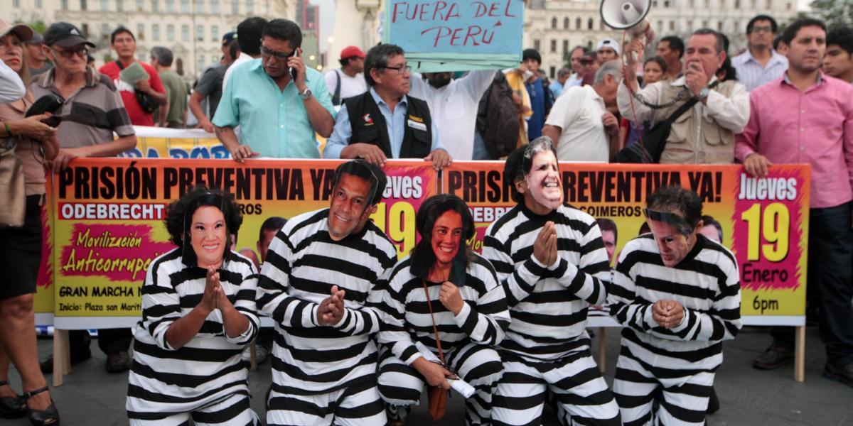 Colectivos civiles marchan en Lima (Perú) para rechazar los casos de corrupción en su país.