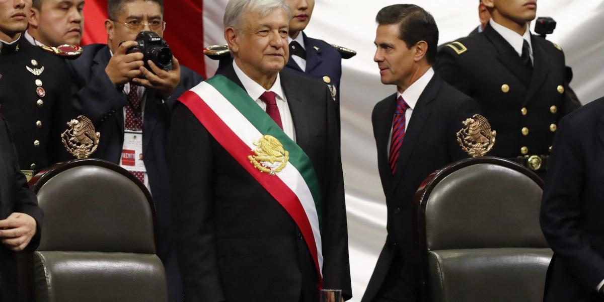El nuevo presidente de México, Andrés Manuel López Obrador (c), al final de su ceremonia de investidura frente al mandatario saliente Enrique Peña Nieto (2d), en la sede de la Cámara de Diputados.