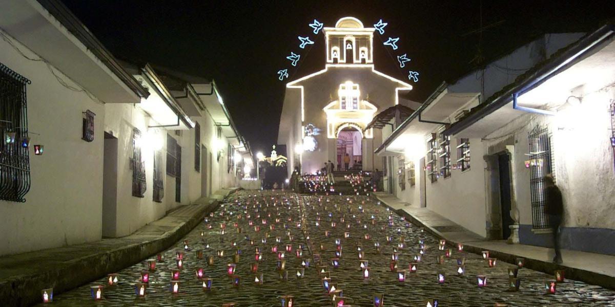 Las céntricas calles de la 'Ciudad blanca' se engalanan con luces navideñas.